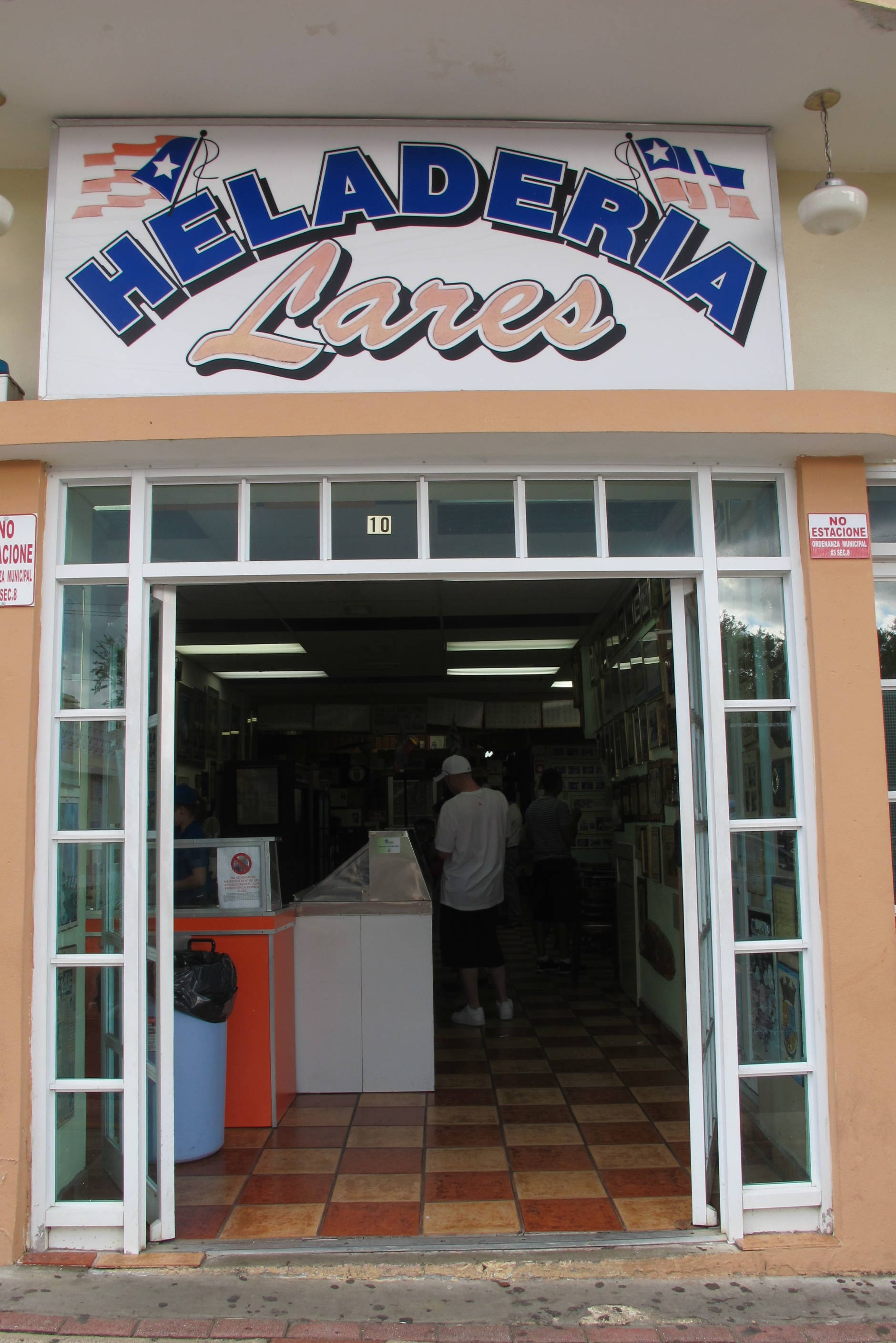 False Ice Cream Shop / Falsa Heladería