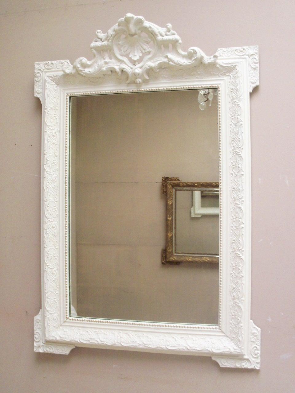 Image of a mirror reflecting another mirror.
