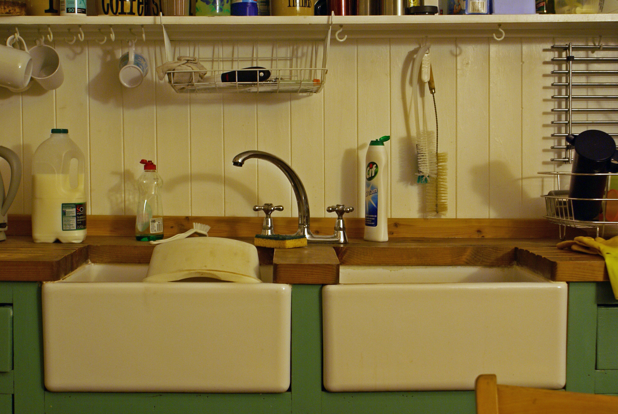 Image of a kitchen sink.